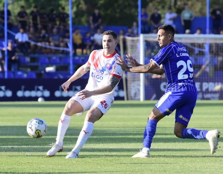 Robert Piris da Motta (i), jugador de Cerro Porteño, pelea el balón en un partido frente a Sol de América por la décimo sexta fecha del torneo Clausura 2024 del fútbol paraguayo en el estadio Luis Alfonso Giagni, en Villa Elisa, Paraguay.