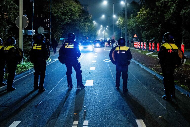 Agentes de policía de la Unidad Móvil (ME) brindan seguridad durante una manifestación pro-palestina en el marco del partido de fútbol de la UEFA Europa League entre el Ajax de Ámsterdam y el Maccabi Tel Aviv, en Ámsterdam.