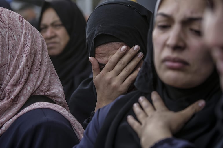 Mujeres lloran durante el funeral de una familia palestina fallecida en un bombardeo israelí en Deir el Balah, este miércoles en la zona central de la Franja de Gaza.