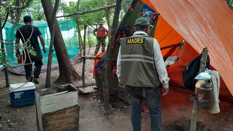 Fiscalizadores del Mades realizan verificación y control en aguas del río Paraguay y Paraná, como también en campamentos pesqueros, pescaderías y rutas por la veda pesquera.