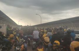 Los mototaxistas se apostaron sobre el puente y bloquearon el tránsito vehicular.