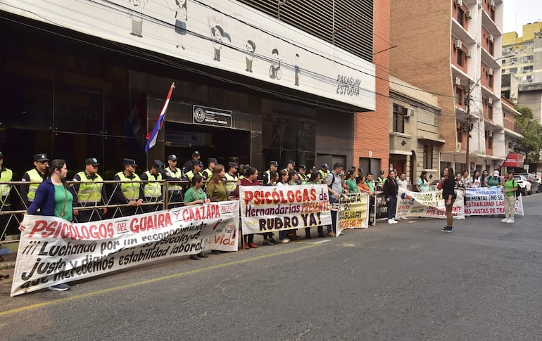 Marcha de Docentes frente al MEC.