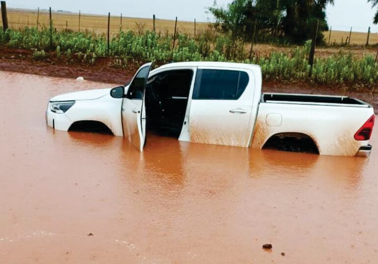 Una camioneta quedó bajo agua tras las intensas lluvias registradas el último fin de semana en Nueva Toledo.