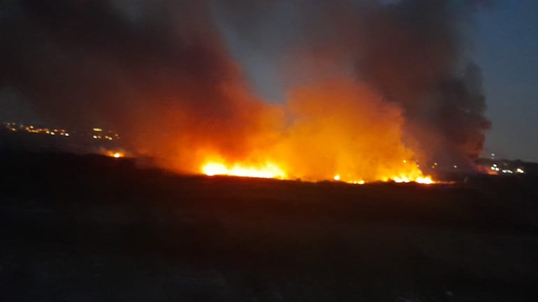 Incendio en un vertedero clandestino cercano a cateura.