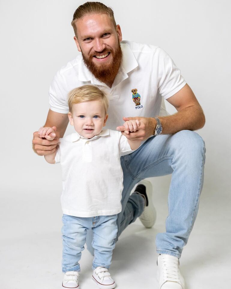 ¡Papá baboso! Isidro Pitta posando con el cumpleañero Francesco. (Instagram/Isidro Pitta)