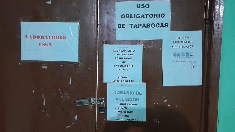 Laboratorio solo tres veces a la semana y la farmacia se encuentra cerrada por la mañana.