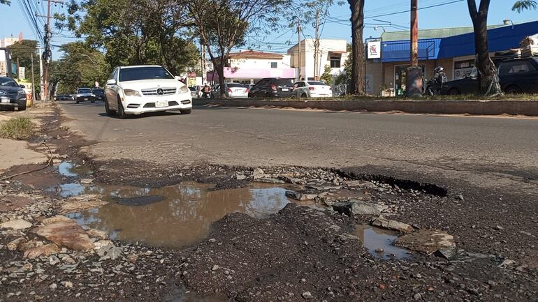 La Avda, Mcal. López en todo su trayecto presenta enormes baches. Esta zona es en las calles paralelas Tte. Cnel. Angel Vega y Coronel Silvio Garay, donde un enorme bache dificulta el trayecto en la avenida.