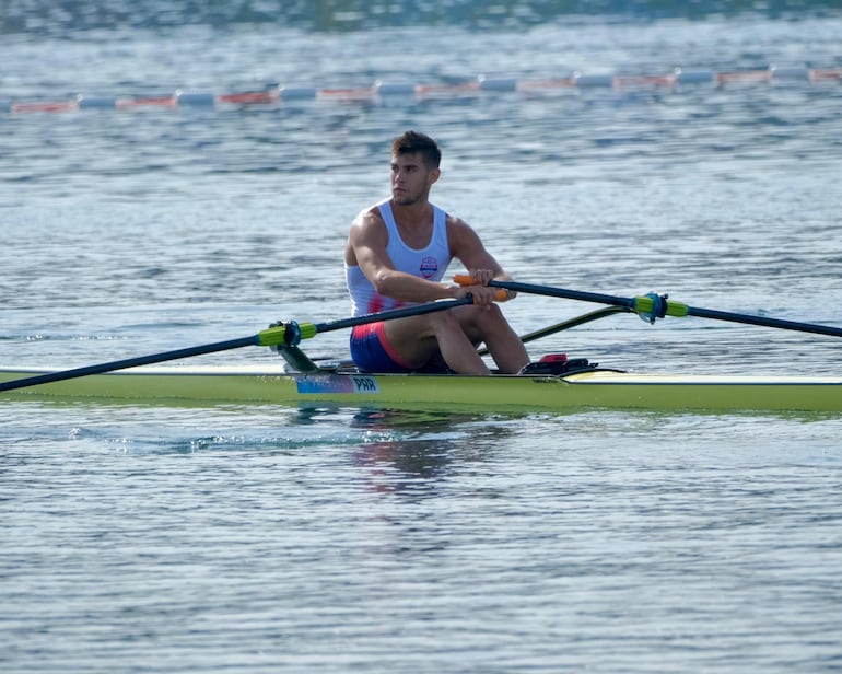 El remero paraguayo Javier Insfran compite en los cuartos de final de los Juegos Olímpicos 2024.