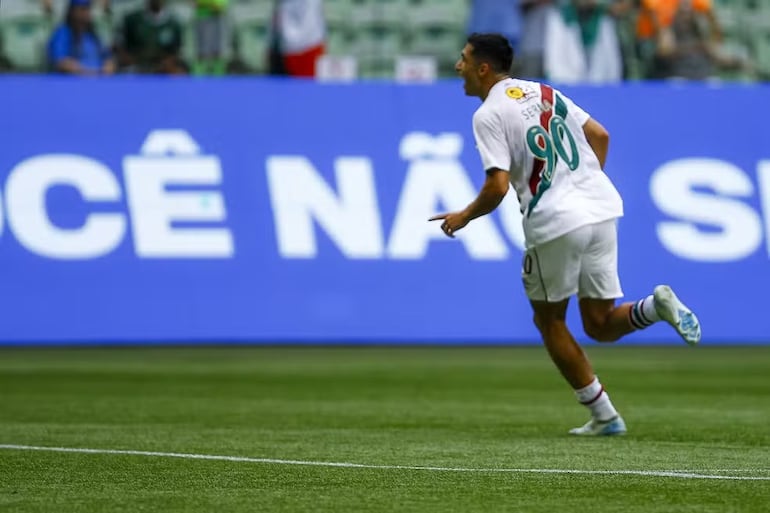 Kevin Serna, jugador de Fluminense, celebra un gol en el partido frente a Palmeiras por la fecha 38 de la Serie A en el estadio Allianz Parque, en Sao Paulo, Brasil.