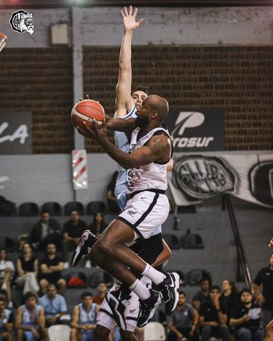 Charles Thomas III de los Kings frente a Alejandro Peralta de San José. El americano fue expulsado frente a Colonias Gold.