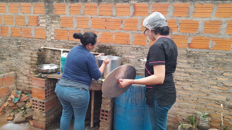 Responsable de cocina de la escuela lavan sus utensilios y alimentos a la  intemperie y cuando llueve deben de acarrear agua en baldes.