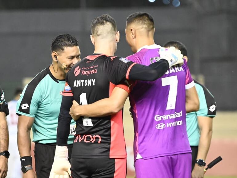 Antony Silva (, jugador del Nacional, y Óscar Cardozo, futbolista de Libertad, en el saludo previo al sorteo del partido por la octava fecha del torneo Apertura 2024 del fútbol paraguayo en el estadio Arsenio Erico, en Asunción, Paraguay.