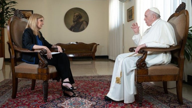 Bernarda Llorente, directora de Télam Argentina; y el papa Francisco, durante una entrevista concedida al medio de comunicación oficial argentino.