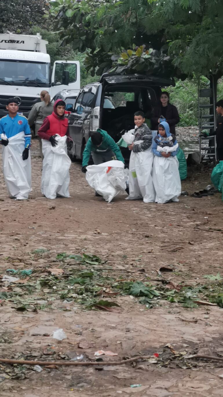 Elias Portillo junto a influencers creadores de contenido y vecinos del Bañado Sur limpiaron el arroyo Mburiká de Asunción ante notificación del MADES.