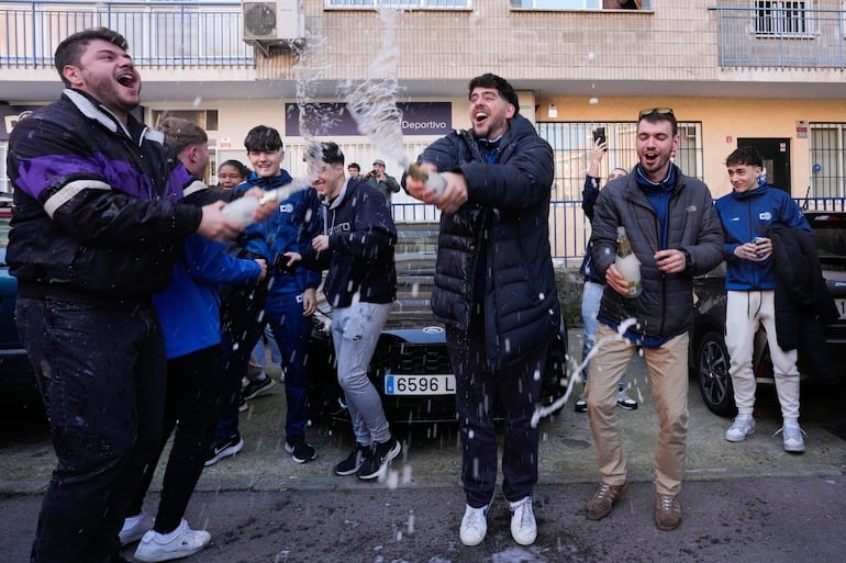 -FOTODELDIA- MADRID, 22/12/2024.- La mitad del Gordo, el 72.480, ha ido parar al club de baloncesto madrileño Distrito Olímpico, que compró los décimos en la administración de Logroño en la que ha caído íntegramente el primer premio de la Loteria de Navidad. El club, ubicado en el distrito de San Blas-Canillejas cuenta con equipos masculinos y femeninos en categorías de formación y Tercera FEB. Habitualmente compra la lotería de Navidad en esta administración, aunque no está abonado al número premiado en el sorteo extraordinario. En la imagen, agraciados con el Gordo celebran el premio. EFE/Borja Sánchez-Trillo
