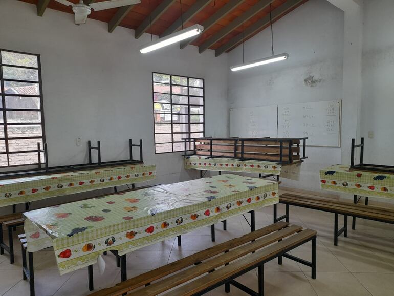 Comedor vacío de la  Escuela N° 823 Ava Mba'e, de Lambaré, que se quedó sin el almuerzo escolar desde el jueves pasado.