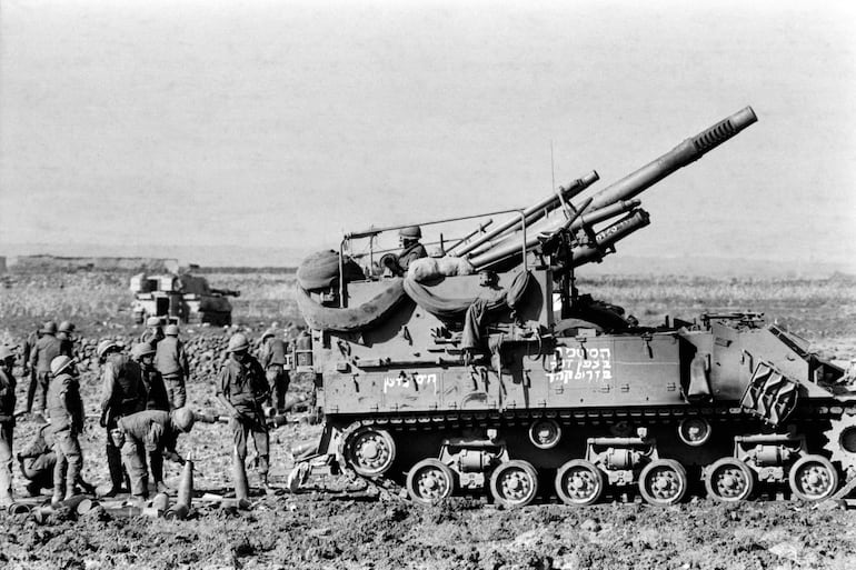 Tropas israelíes con un cañón antiaéreo en los Altos del Golán, en Siria, en octubre de 1973.
