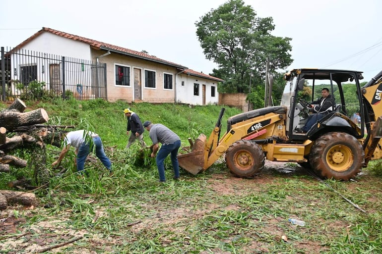 En Villa Elisa continúan los trabajos de limpieza y despeje de calles tras el temporal.