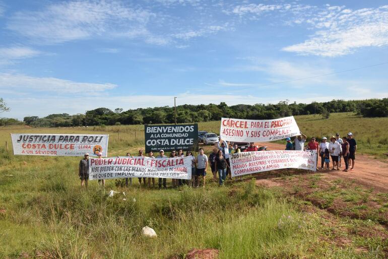 Los pobladores de la compañía Costa Dulce se movilizaron para pedir justicia donde tenía su vivienda el docente y edil asesinado por razones políticas (foto archivo)