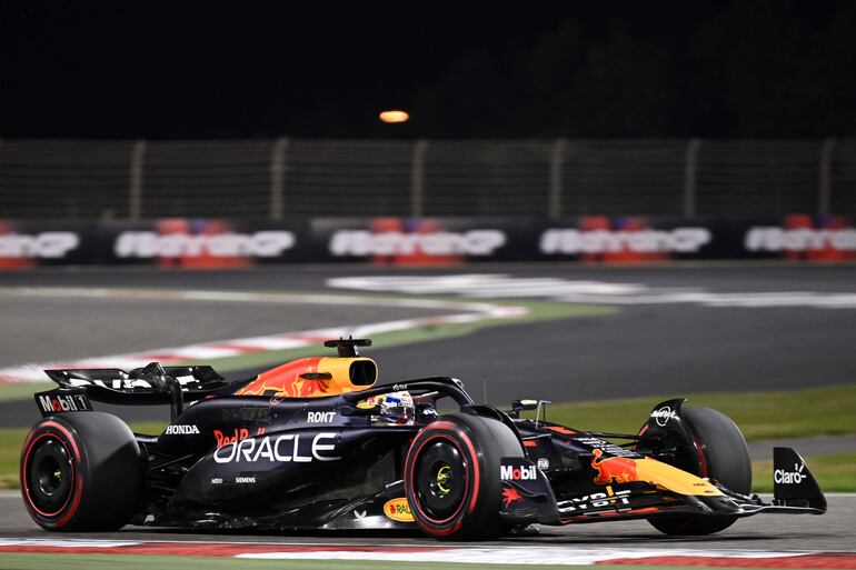 El Red Bull Racing del neerlandés Max Verstappen durante el Gran Premio de Baréin, la primera jornada del Mundial 2024 de la Fórmula 1, en el Circuito Internacional de Baréin, en Sakhir.