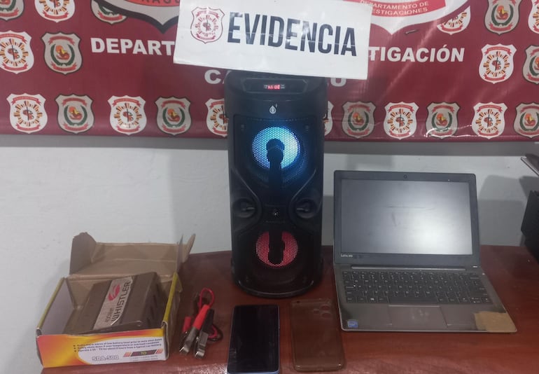 Algunas de las evidencias que fueron encontradas en poder del maleante detenido. Los dos celulares, el parlante y el notebook. 