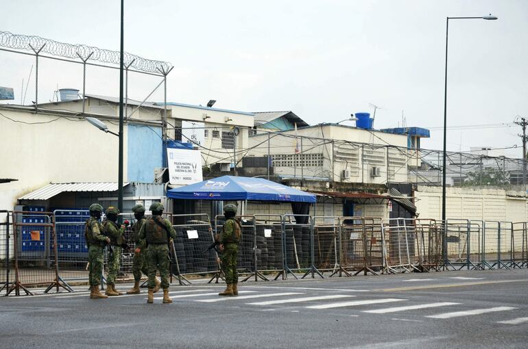 Soldados ecuatorianos montan guardia frente a la prisión de Machala.