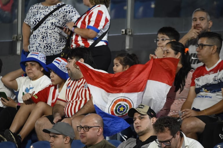 Los hinchas paraguayos en el estadio Defensores del Chaco en la previa del partido frente a Venezuela por las Eliminatorias Sudamericanas 2026.