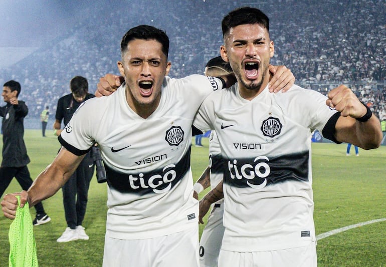 Alex Franco (23) y César Olmedo (21) en el festejo del clásico anterior, ganado por Olimpia por 3-0.