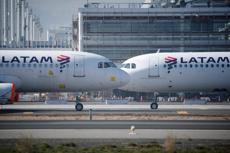 Fotografía de aviones de la aerolínea LATAM.