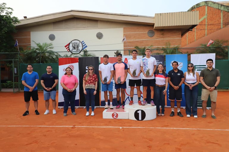 A la izquierda en el podio Martín Vergara y Hernando Escurra, finalistas en el torneo M15.