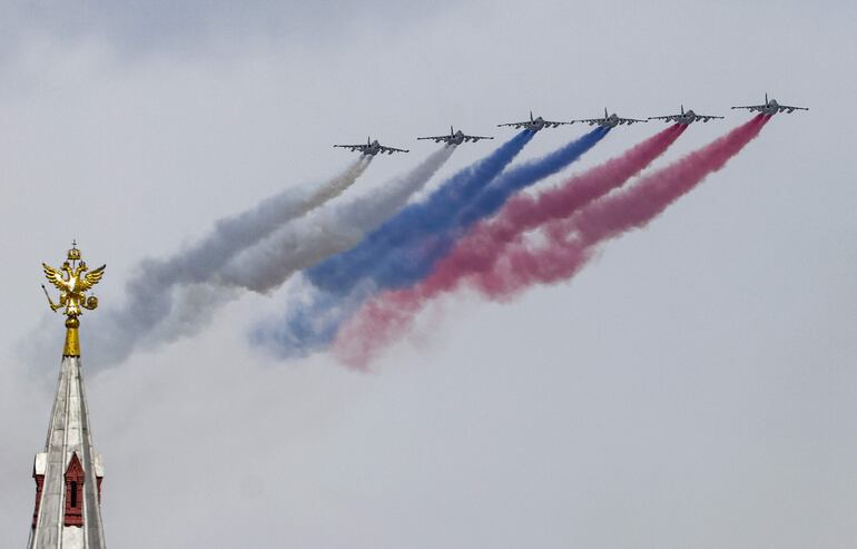 Aviones rusos Sukhoi Su-25 sobrevuelan sobre la Plaza Roja durante un desfile militar del día de la Victoria en Moscú, este jueves. Rusia conmemora el 79º aniversario de la victoria en la Segunda Guerra Mundial por la Alemania nazi y sus aliados. La Unión Soviética perdió 27 millones de personas en la guerra. 