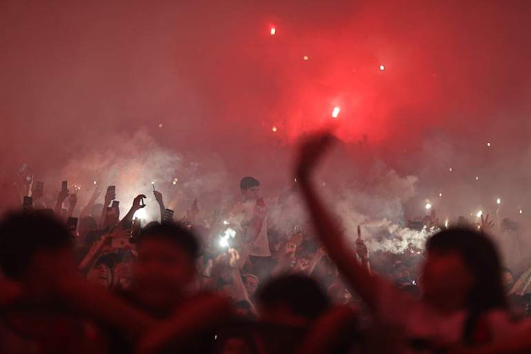 El recibimiento de los hinchas a River Plate en el momento del ingreso del equipo en el partido de vuelta de las semifinales de la Copa Libertadores 2024 en el estadio Monumental, en Buenos Aires, Argentina.