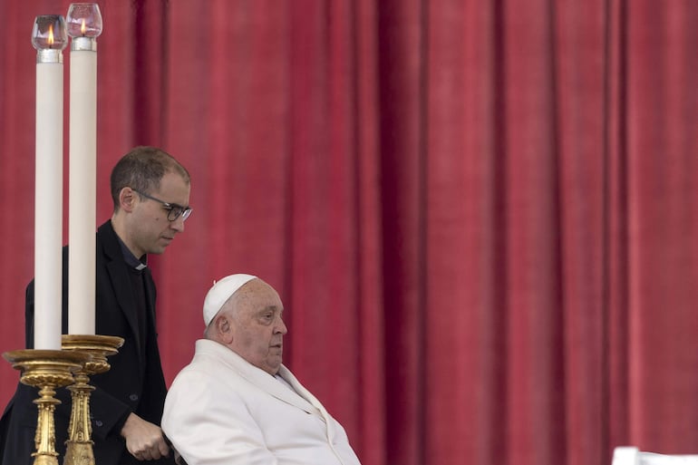 El papa Francisco, hospitalizado en el hospital Gemelli, pasó una noche tranquila y descansó, informó la oficina de prensa del Vaticano.