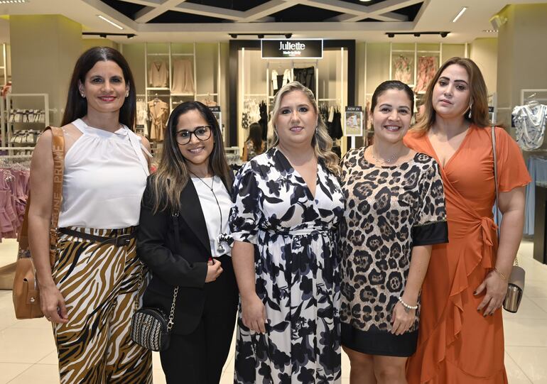 Alicia Daniel, Rosa Simbrón, Viviana González, Teresita Lird y Elvia Zarratea. 