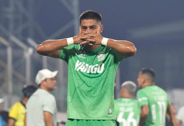 El paraguayo Diego Barreto, jugador de Oriente Petrolero, celebra un gol en el partido frente a Aurora por la fecha 16 del torneo Clausura 2024 de Bolivia.