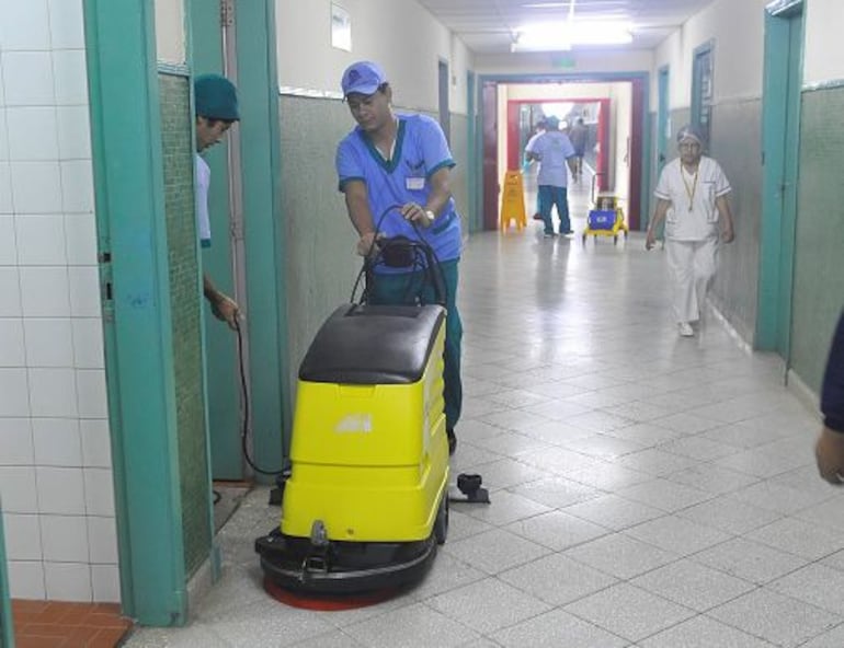 Un trabajor de Poti SA en uno de los pasillos de IPS Central. 