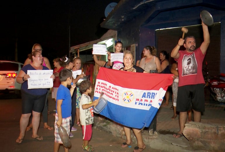 En el barrio Obrero, los vecinos salieron a protestar por la falta de agua potable.