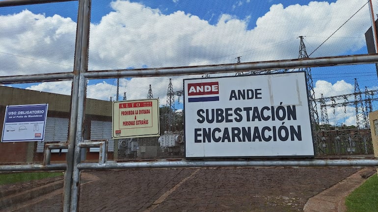 Operarios de la ANDE en Encarnación dejaron sus puestos de trabajo en reclamo de la liberación de sus compañeros detenidos cuando protestaban contra la ley que crea la Superintendencia de Jubilaciones.