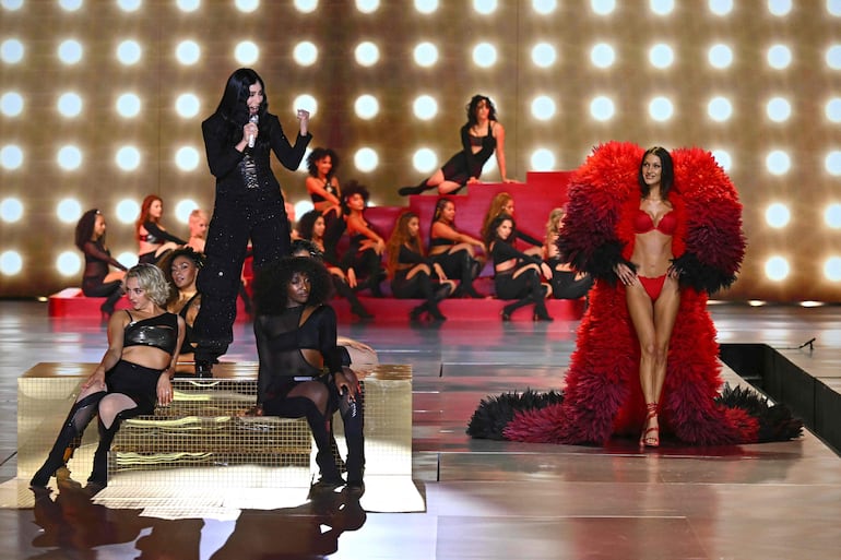 La cantante estadounidense Cher actúa mientras la modelo estadounidense Bella Hadid camina por la pasarela durante el desfile de modas de Victoria's Secret. (ANGELA WEISS / AFP)