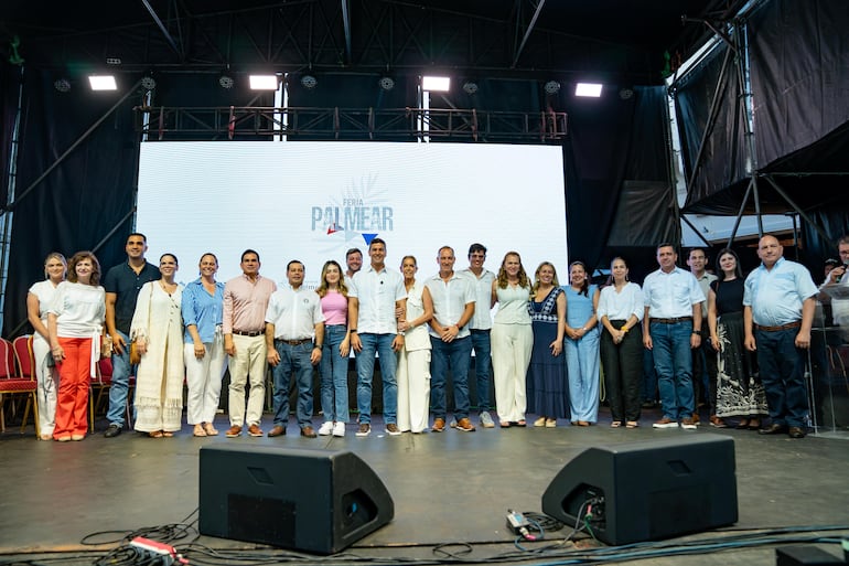 Cierre del ciclo de la feria Palmear en el centro de Asunción, en el que participó el Presidente de la República, Santiago Peña.