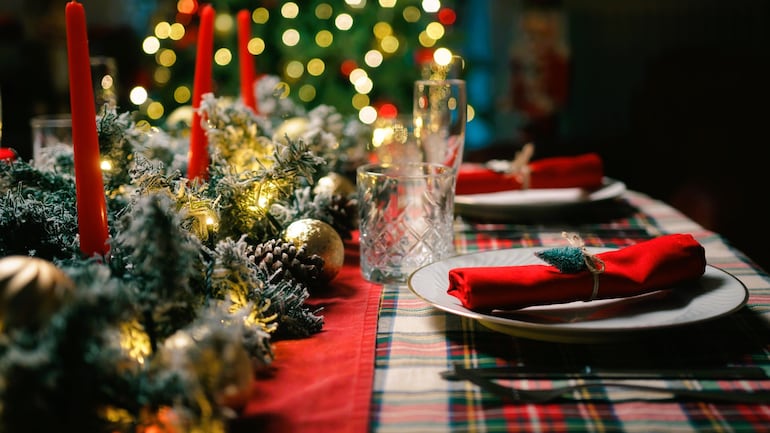 Imagen ilustrativa: una mesa decorada para una cena navideña.