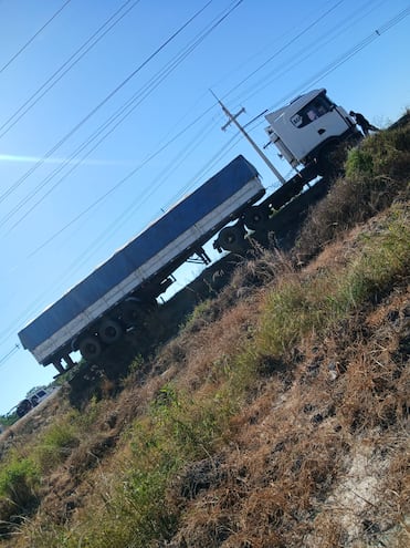 Un camión Scania, de color blanco, conducido por José Miguel Silguero Zelaya, sufrió el desprendimiento de una de sus ruedas e impacto por la humanidad de dos personas, uno falleció y el otro quedó herido.