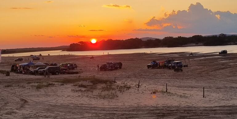 Turistas disfrutando el atardecer en la playa camping paraíso de  la ciudad de Villa Florida, Misiones.