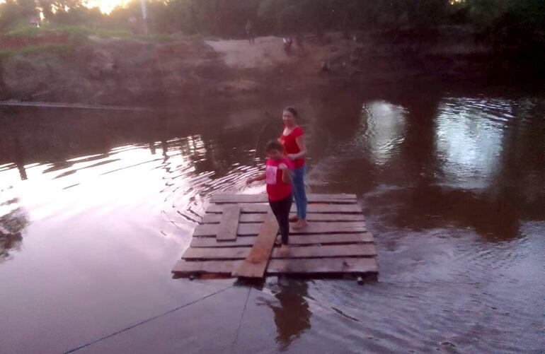 Los pobladores se arriesgan al cruzar el río Tebicuary en la zona de Valle-í de Tava´i.