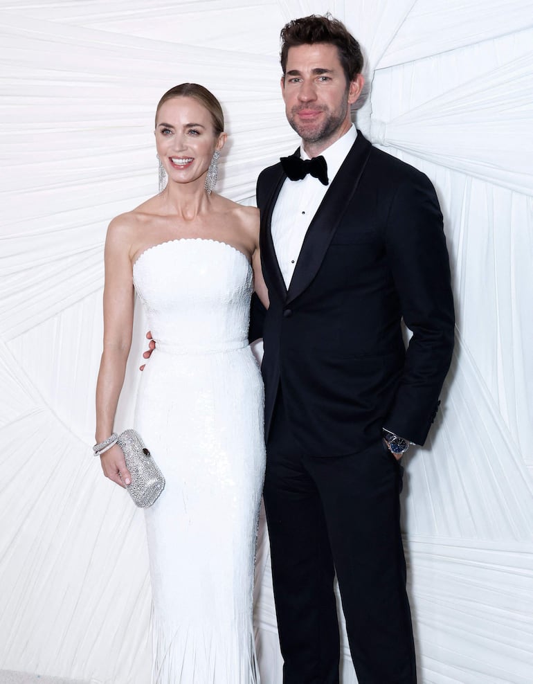 ¡De etiqueta! La actriz estadounidense-británica Emily Blunt y su esposo, el actor estadounidense John Krasinski, llegando para "The Albies" organizada por la Fundación Clooney para la Justicia en la Biblioteca Pública de Nueva York en Nueva York. (John Lamparski / AFP)