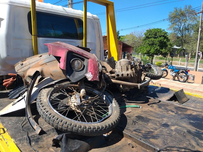 Así quedó la moto que fue arrastrada por aproximadamente 2 km.