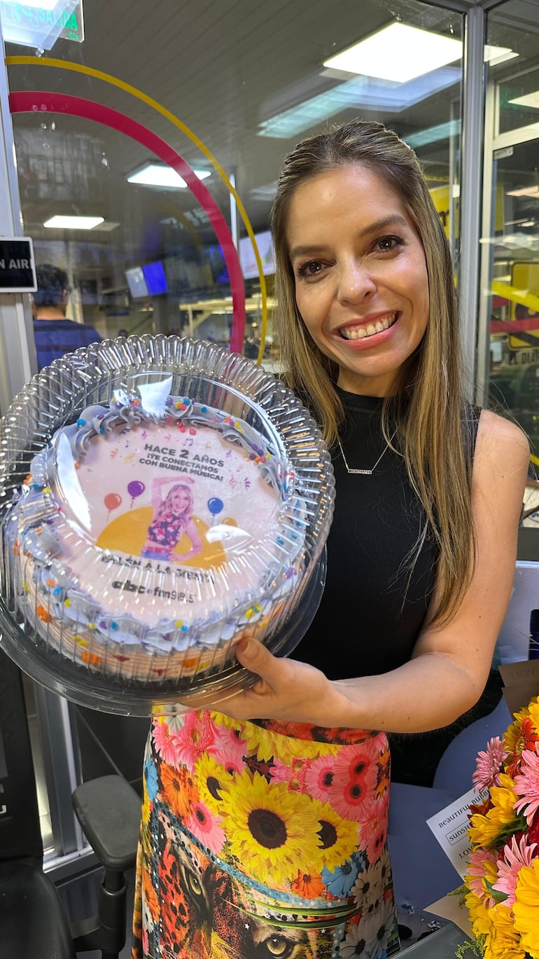 ¡Feliz aniversario! Belén Bogado posando sonriente con la torta de "Belén a la Siesta". (Gentileza)