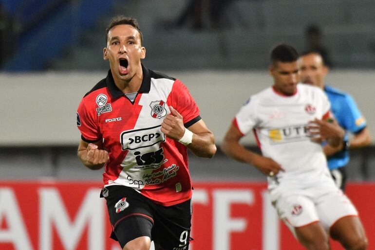 El paraguayo Gustavo Cristaldo, futbolista de Nacional Potosí, celebra un gol en el partido frente a Universitario de Vinto por la Fase Preliminar de la Copa Sudamericana 2024.