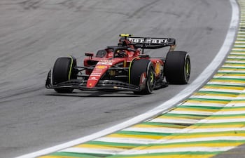 El piloto Carlos Sainz Jr. de la escudería Ferrari participa en la primera práctica libre previa al Gran Premio de Brasil de Fórmula 1, hoy, en el circuito de Interlagos, en Sao Paulo (Brasil).