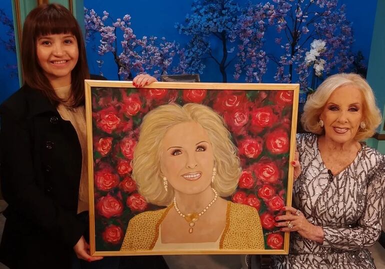 La artista paraguaya Mirtha Cantero entregando a Mirtha Legrand su retrato.